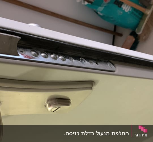 מנעול דלת מתכת עם ידית ובריח